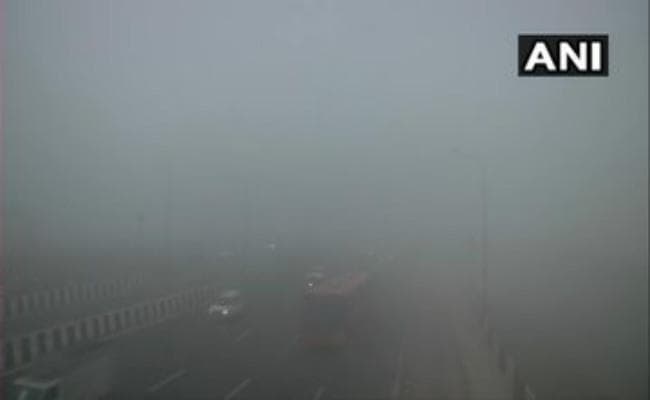 घने कोहरे की गिरफ्त में उत्तर भारत, विमान और ट्रेन सेवाएं प्रभावित