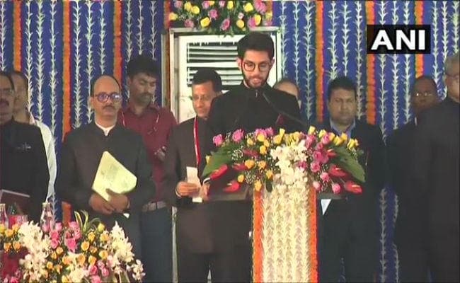 महाराष्ट्र: उद्धव ठाकरे के मंत्रिमंडल का विस्तार, आदित्य ठाकरे ने कैबिनेट मंत्री के रूप में ली शपथ