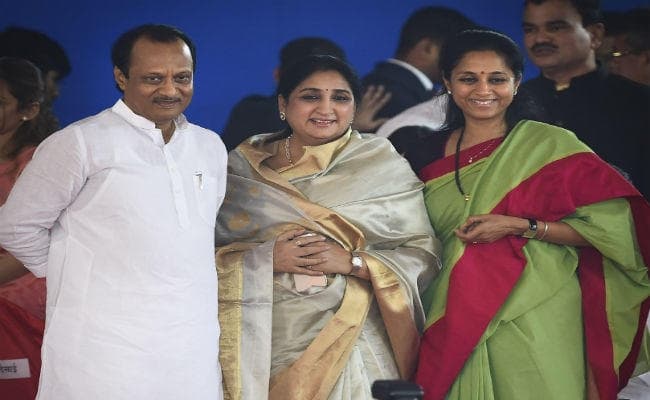 उद्धव ने अपने बेटे, 35 अन्य को मंत्रिपरिषद में किया शामिल, अजित पवार ने ली उप मुख्यमंत्री पद की शपथ