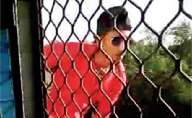 VIDEO: ट्रेन से लटककर स्टंट कर रहे 20 साल के युवक की मौत, रेल मंत्रालय ने कही यह बात...