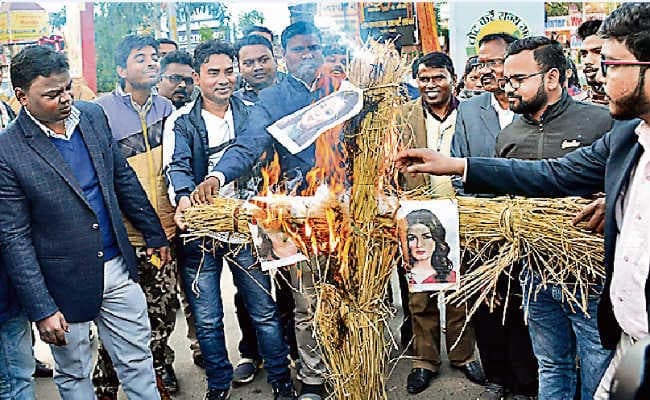 जानें क्‍यों लोगों ने झारखंड में जलाया रवीना टंडन, फराह खान भारती का पुतला