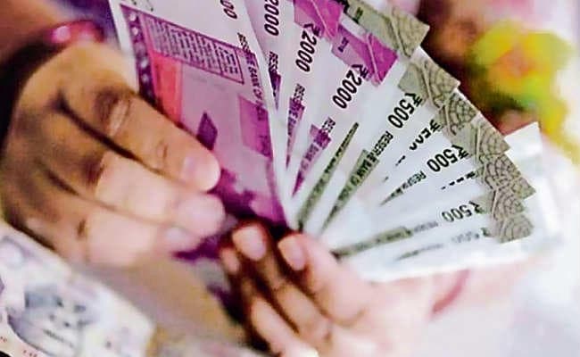 फंसे थे घूस लेते, सात पर आय से अधिक संपत्ति मामले में होगी जांच