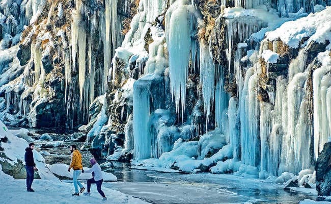 सर्दी का सितम : कश्मीर में जम गये झरने, दिल्ली में टूटा 119 साल का रिकॉर्ड