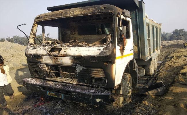 Jharkhand : नक्सलियों का उत्पात, छतरपुर में एक हाइवा फूंका, चालक की पिटाई की