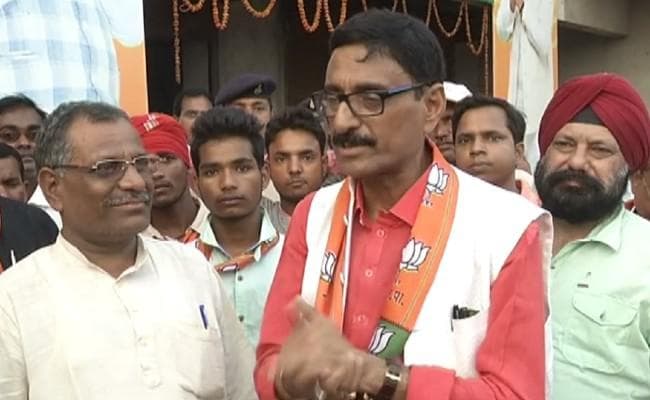 सांसद संजय सेठ ने उपायुक्त को कंबल वितरण व अलाव की व्यवस्था करने का दिया निर्देश