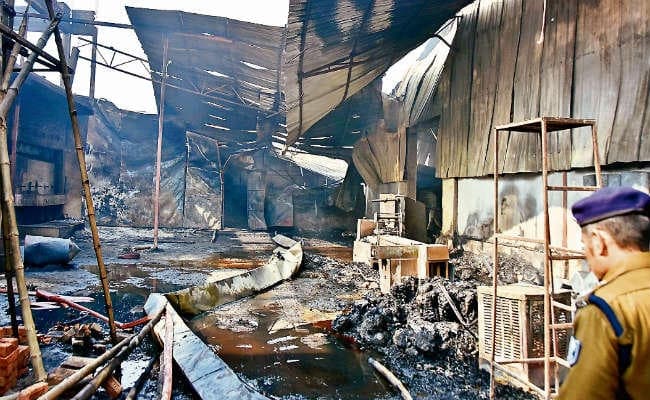 मुजफ्फरपुर सनैक्स फैक्टरी में आग, छत से कूद कर भागे मजदूर, छूटा भाई का हाथ, एक को मिली जिंदगी, दूसरे की मौत