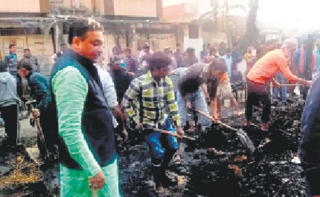 हावड़ा : बस्ती में लगी भयावह आग, 13 घर स्वाहा