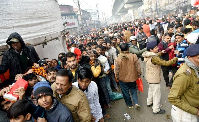 महावीर मंदिर में पूजा कर नये साल का आगाज करने पहुंचे श्रद्धालुओं का हंगामा, भगदड़ होने पर पुलिस ने भाजीं लाठियां, स्थिति नियंत्रण में