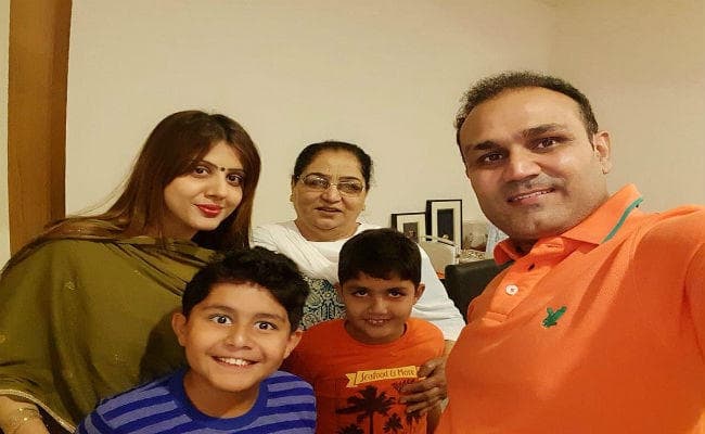 वीरेंद्र सहवाग ने ट्‌वीट कर लोगों को कहा -Happy New Year