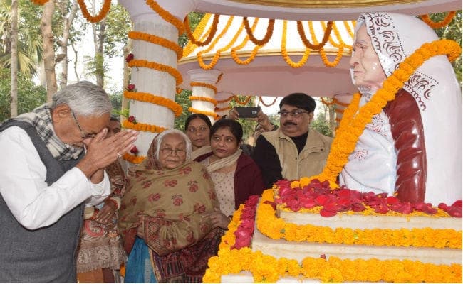 CM नीतीश ने माता परमेश्वरी देवी की पुण्यतिथि पर अर्पित की भावभीनी श्रद्धांजलि