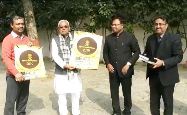 मुख्यमंत्री ने सूचना एवं जन-संपर्क विभाग के बिहार डायरी एवं कैलेंडर 2019 का किया लोकार्पण