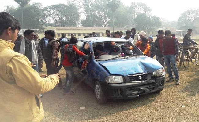 गाड़ी सीखने के क्रम में कार की टक्कर से तीन घायल, घटनास्थल पर मचा कोहराम