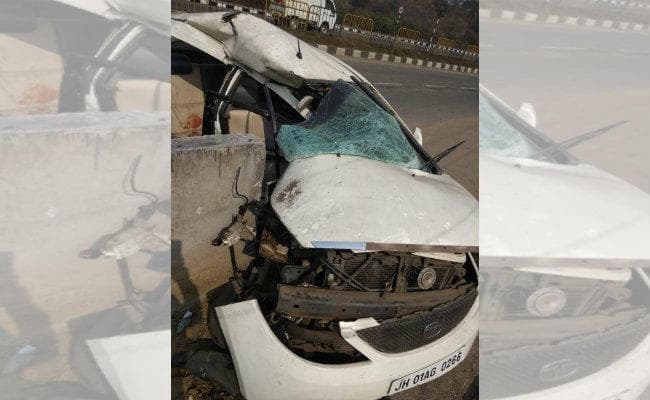 बोकारो : नये साल पर सड़क दुर्घटना में कार पर सवार तीन युवकों की मौत