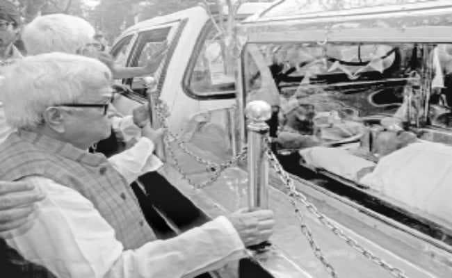 कोलकाता :  पंचतत्व में विलीन हुए फिल्म निर्देशक मृणाल, अंतिम यात्रा में उमड़ा जनसैलाब कोलकाता : प्रख्यात फिल्म निर्देशक मृणाल सेन का अंतिम संस्कार मंगलवार शाम केवड़ातल्ला श्मशान घाट पर कर दिया गया है.