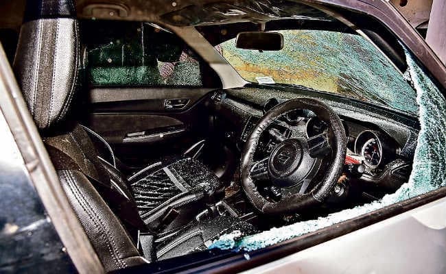 नववर्ष के जश्न पर पथराव और मारपीट, एक दर्जन लोग घायल