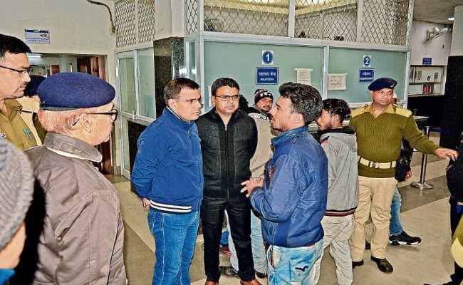 जमशेदपुर : सोनारी में बीच सड़क पर आपसी रंजिश में चाचा-भतीजे पर हमला, स्थिति गंभीर