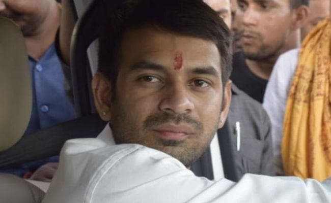 पटना : ...जब तेजस्वी के बंगले पर मां राबड़ी देवी से मिले तेज प्रताप