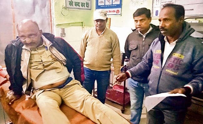 बिहारशरीफ : दो गुटों के बीच फायरिंग, विवाद सुलझाने गयी पुलिस पर हमला