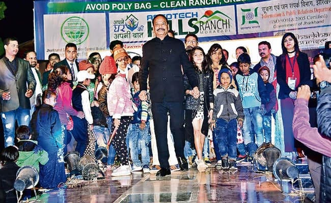 रांची : बच्चों की जिद पर जब मुख्यमंत्री रघुवर दास चले रैंप पर