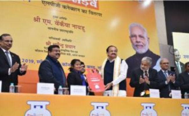 प्रधानमंत्री उज्ज्वला योजना : वेंकैया नायडू ने दिल्ली के खानपुर की जैस्मिन खातून को दिया 6 करोड़वां LPG कनेक्शन