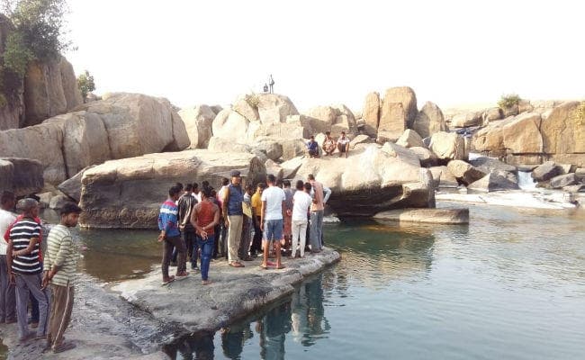 गुमला : पिकनिक मनाने गया युवक नागफेनी अंबाघाघ में डूबा, तीन घंटे बाद शव को निकाला गया