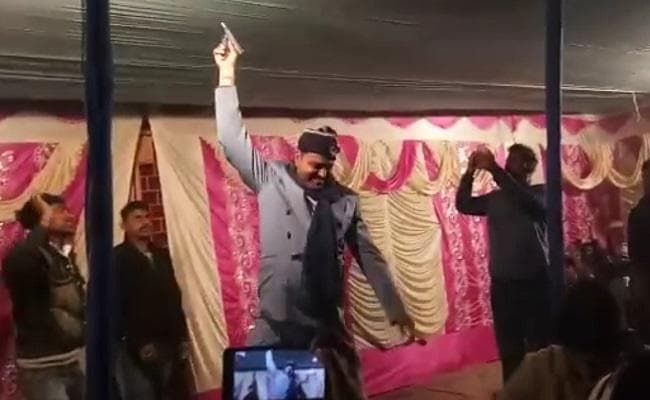 आर्केस्ट्रा कार्यक्रम में डांस करते हुए दर्शक ने की फायरिंग, अब...