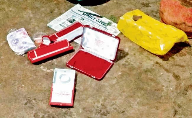 मनाने गये थे पिकनिक, घर से पांच लाख के जेवर, एलइडी चोरी