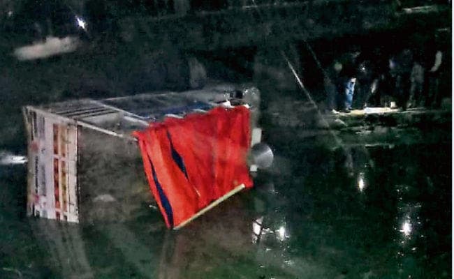 बरकट्ठा: पुलिया से नीचे गिरी पिकअप वैन, तीन की मौत