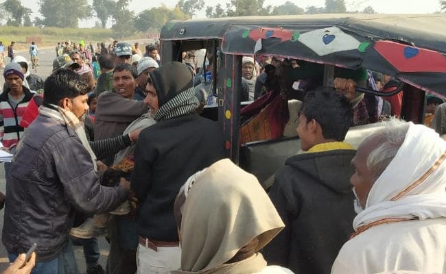 Jharkhand : गढ़वा में पिकअप पलटने से 4 लोगों की मौत, 4 घायल, देखें PICS