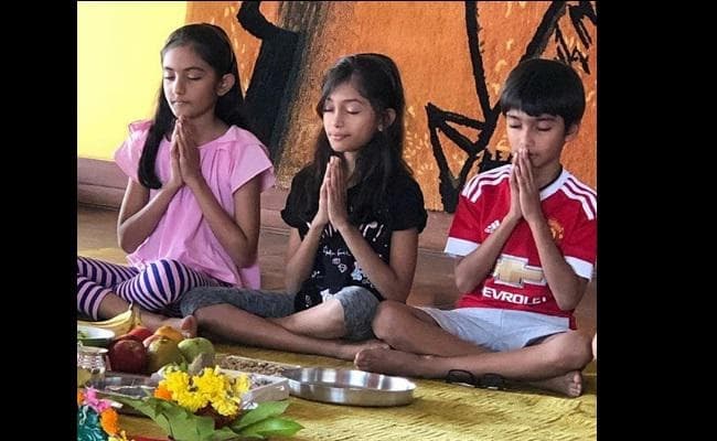 फराह ने इंस्टाग्राम पर शेयर की बच्चों के पार्थना करती तस्वीर, ट्रोल्स ने की भद्दी टिप्पणी