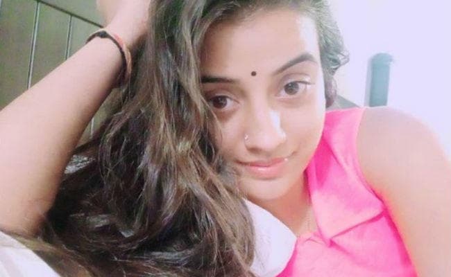 न्यू ईयर सॉन्ग: युवाओं के सिर चढ़कर बोल रहा है अक्षरा सिंह का गाना ''डार्लिंग तू टाइम पर आ जाना''