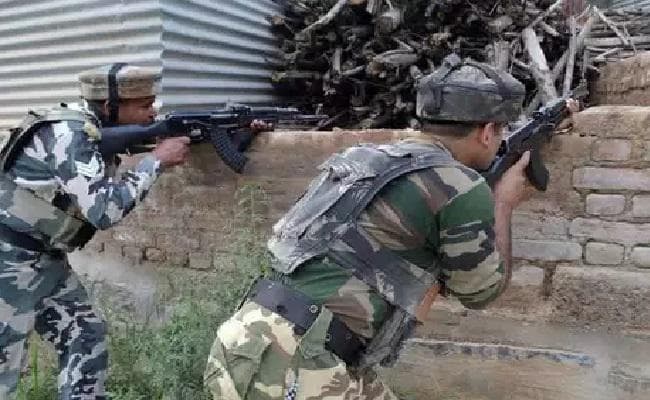 जम्मू कश्मीर के पुलवामा में मुठभेड़, सुरक्षाबलों ने आतंकियों को घेरा