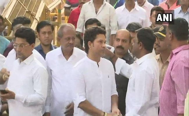 गुरु रमाकांत आचरेकर की अंतिम यात्रा में शामिल होने पहुंचे सचिन तेंदुलकर