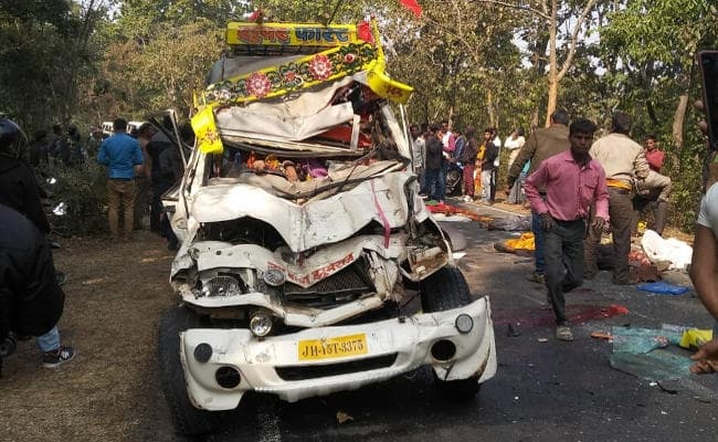 देवघर : सवारी गाड़ी को ट्रक ने मारी टक्कर, 4 लोगों की मौत, 4 गंभीर