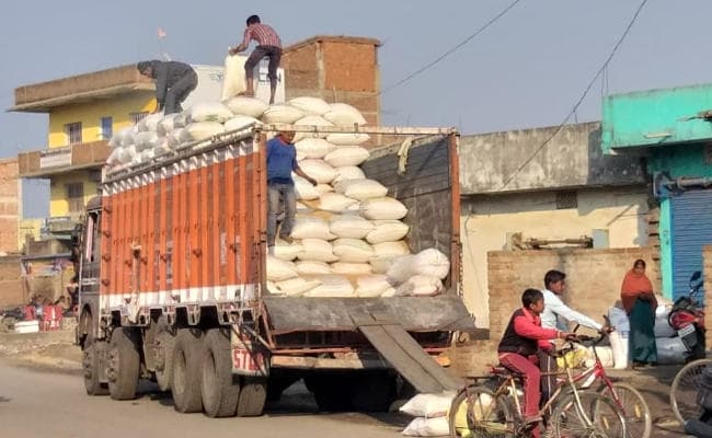 झारखंड : ढाई महीने बाद SMS, छह माह बाद पेमेंट, परेशान किसान 14 रुपये किलो बेच रहे हैं धान, पैक्स में खरीद बंद