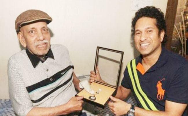 पेड़ के पीछे छिपकर सचिन तेंदुलकर की बल्लेबाजी देखते थे आचरेकर, पढ़ें रोचक कहानियां