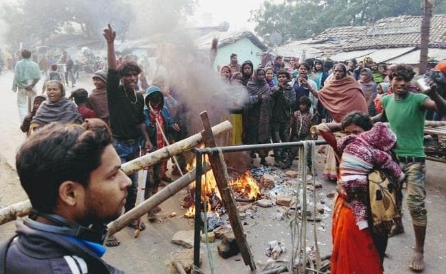 शौच जाने वाली युवतियों-महिलाओं के साथ छेड़खानी के विरोध में मारपीट-पथराव, सड़क जाम