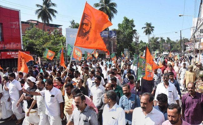 सबरीमाला विवाद : केरल में हड़ताल के दाैरान भारी हिंसा, पुलिस पर देसी बम से हमला, एक की मौत