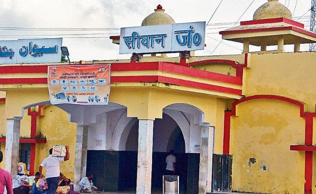 सीवान : कैरेज वैन में बैठने से मना करने पर गार्ड को पीटा