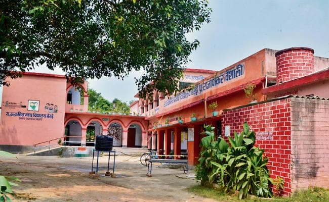 वैशाली : खेल-खेल में बच्चे पढ़ रहे हैं एबीसीडी, स्कूल की सीढ़ियों से बच्चे सीख रहे संडे-मंडे