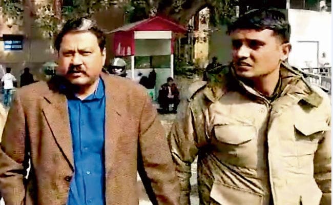 मुजफ्फरपुर: सबूत मिटाने में पूर्व विधायक की पत्नी रेणु और स्टाफ गिरफ्तार, सात दिनों के रिमांड पर राजू सिंह, चलेगा हत्या का केस