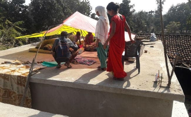 सिमडेगा : जंगली हाथियों ने बर्बाद किया पूरा घर, अब खाने के लाले, कोई नहीं ले रहा सुध