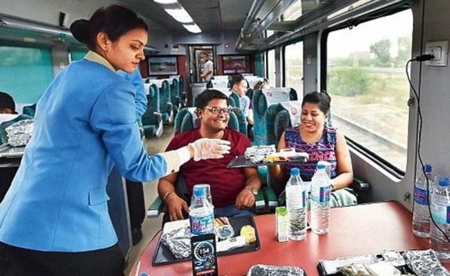 अब ट्रेनों में लिखा जायेगा, ‘कोई टिप नहीं, बिल नहीं तो खाना मुफ्त”
