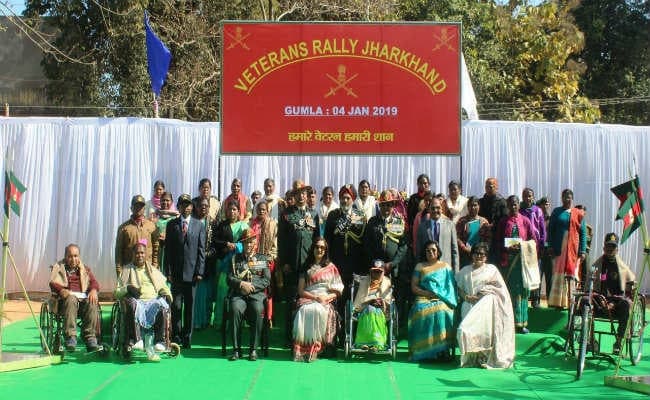 गुमला :  देश के लिए जान देने वाले शहीदों की पत्नियों की इच्छा, उनके गांव में शहीद की प्रतिमा स्थापित हो