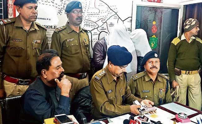 खूंटी से हथियार लेकर आ रहे थे, बिरसा चौक पर पकड़े गये, दो आर्म्स सप्लायर गिरफ्तार