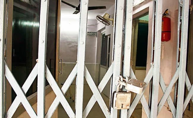 एनएमसीच में पारा मेडिकल छात्रों का आंदोलन जारी, अधीक्षक कक्ष में जड़ा ताला, एक घंटे तक बनी रही हंगामे की स्थिति