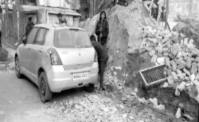 सिलीगुड़ी : मिलनपल्ली इलाके में भरभराकर गिरी दीवार