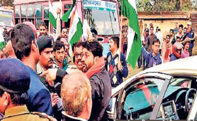 बाबुल के काफिले व हड़ताल समर्थकों में संघर्ष, दर्जनों जख्मी