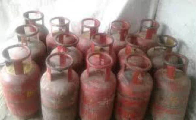बोकारो : छापेमारी में 17 गैस सिलिंडर जब्त, दो डीलर को शो-कॉज