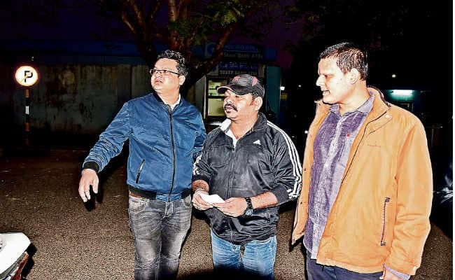 बालू घाट का सर्वे करने पहुंची टीम पर हमला, गाड़ी तोड़ी, मारपीट की